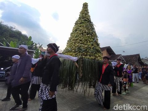 Tradisi grebeg ketupat berisi uang di Dusun Dawung, Desa Banjarnegoro, Kecamatan Mertoyudan, Kabupaten Magelang, Rabu (26/4/2023).