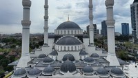 Masjid ini terinspirasi dari Masjid Suleymaniye di Mimar Sinan.