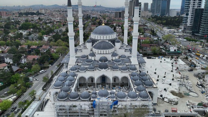 Turki Punya Masjid Baru Lagi, Namanya Barbaros Hayrettin Pasa ISTANBUL, TURKIYE - APRIL 25: An aerial photo shows Barbaros Hayrettin Pasa Mosque is ready to open its doors for worship as the opening ceremony of the mosque is planned upcoming weeks after final preparations are being completed, in Istanbul, Turkiye on April 25, 2023. The mosque, inspired by Mimar Sinan's Suleymaniye Mosque, laid first foundation stone by Turkish President Recep Tayyip Erdogan on July 3, 2020. (Photo by Lokman Akkaya/Anadolu Agency via Getty Images)