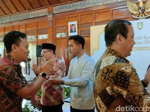 Gibran Pakai Baju Koko Warna Biru: Terinspirasi Mas Ibas