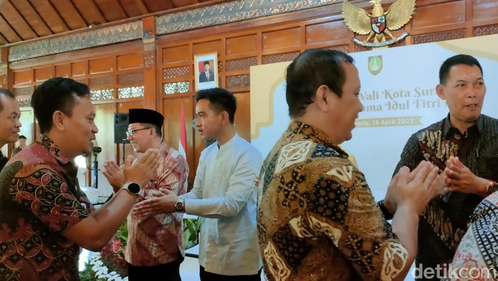 Wali Kota Solo  Gibran Rakabuming Raka saat memberikan arahan kepada ASN usai cuti bersama Idul Fitri, Rabu (26/42023).
