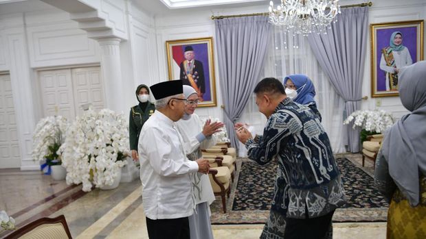 Wapres Ma'ruf Amin menerima silaturahmi Kepala Staf Angkatan Darat (KSAD) Dudung Abdurachman beserta Ibu Rahma Setyaningsih (dok.Setwapres)