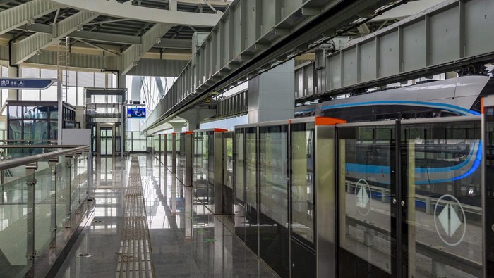 Wuhan Kini Punya Monorel Gantung, Begini Penampakannya WUHAN, CHINA - APRIL 25: A sky train designed for the tourism sightseeing project for Optics Valley of China (OVC) travels on April 25, 2023 in Wuhan, Hubei Province of China. The sky train is a suspended monorail train equipped with unmanned driving system. (Photo by VCG/VCG via Getty Images)