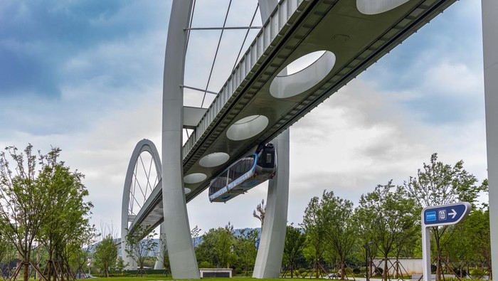 Wuhan Kini Punya Monorel Gantung, Begini Penampakannya WUHAN, CHINA - APRIL 25: A sky train designed for the tourism sightseeing project for Optics Valley of China (OVC) travels on April 25, 2023 in Wuhan, Hubei Province of China. The sky train is a suspended monorail train equipped with unmanned driving system. (Photo by VCG/VCG via Getty Images)