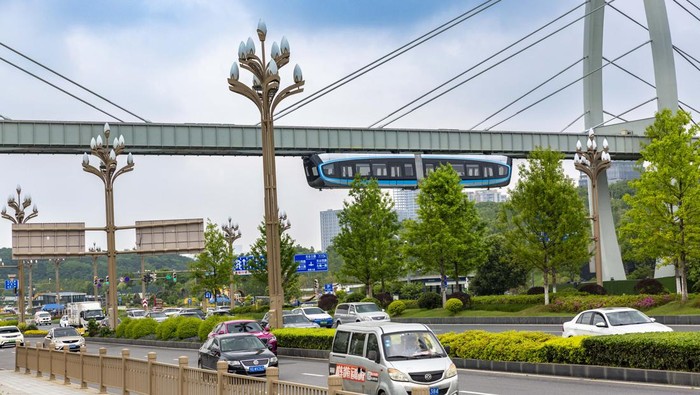 Wuhan Kini Punya Monorel Gantung, Begini Penampakannya WUHAN, CHINA - APRIL 25: A sky train designed for the tourism sightseeing project for Optics Valley of China (OVC) travels on April 25, 2023 in Wuhan, Hubei Province of China. The sky train is a suspended monorail train equipped with unmanned driving system. (Photo by VCG/VCG via Getty Images)