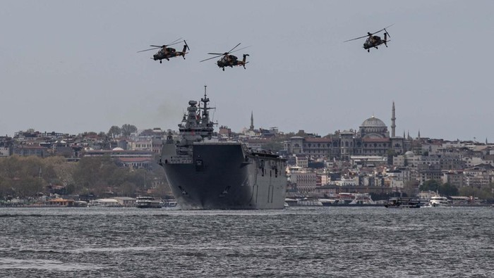 Wujud TCG Anadolu, Kapal Perang Terbesar Turki ISTANBUL, TURKIYE - APRIL 23: The TCG Anadolu, Turkiye's largest warship and the world's first unmanned combat aerial vehicle (UCAV) carrier, passes through the Bosphorus as it was accompanied by ATAK helicopters and fighter jets in Istanbul, Turkiye on April 23, 2023. (Photo by Cem Tekkesinoglu/Anadolu Agency via Getty Images)