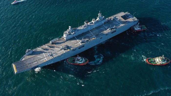 Wujud TCG Anadolu, Kapal Perang Terbesar Turki ISTANBUL, TURKIYE - APRIL 23: The TCG Anadolu, Turkiye's largest warship and the world's first unmanned combat aerial vehicle (UCAV) carrier, passes through the Bosphorus as it was accompanied by ATAK helicopters and fighter jets in Istanbul, Turkiye on April 23, 2023. (Photo by Cem Tekkesinoglu/Anadolu Agency via Getty Images)