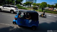 Jalanan masih lancar dan ramai lancar. 