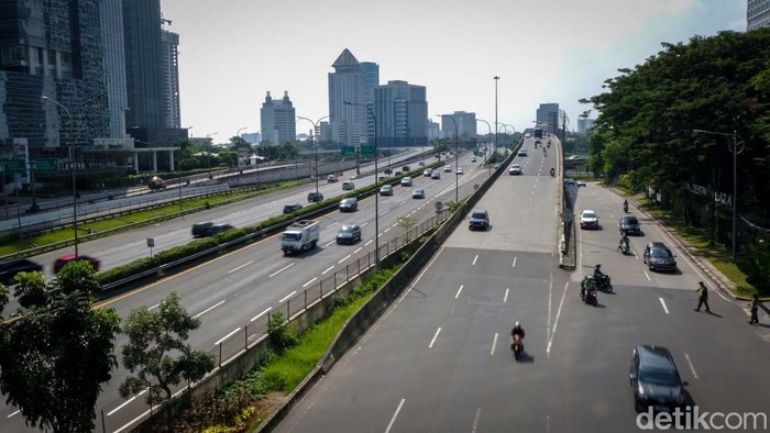 Cuti bersama Idul Fitri sudah berakhir. Di hari pertama kerja, jalanan di Jakarta masih terpantau lancar.
