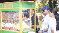 Asila begitu dekat dengan sosok sang ayah. Tampak ia dan Ramzi hendak jajan soto mie gerobakan di Bogor.