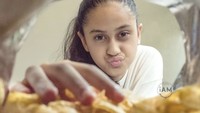 Liburan ini ga jauh jauh, cukup cemilan, cepuluh, cebelas hahaha, tulis Asila di keterangan foto. Dirinya pun siap melahap keripik kentang.
