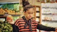 Lewat foto ini Asila mengajak followersnya rajin makan buah. Ia bilang kalau buah penting dikonsumsi untuk mendapat manfaat sehat.