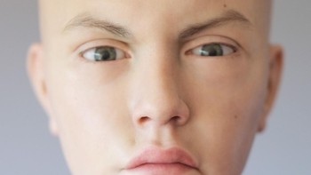 Abel adalah contoh pertama robot humanoid yang sangat realistis yang mampu mengeksploitasi kecerdasan buatan dan mengelolanya dalam konteks sosial, dengan mempertimbangkan emosi lawan bicaranya.  