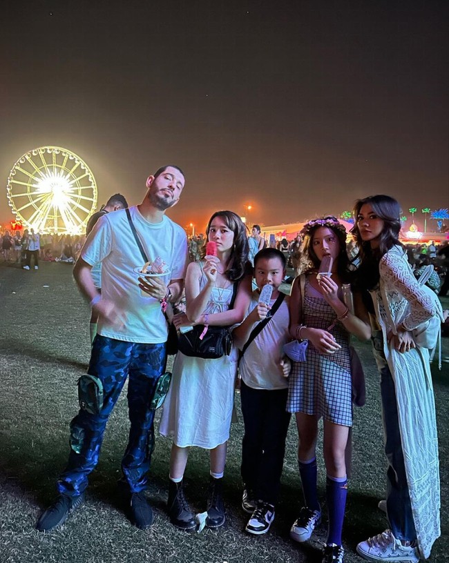 Tak hanya bersama Kierra, Adinda juga mengajak keponakan, suami dan putranya, Kellan Ong. Melihat sang putri yang kini sudah semakin besar, tak heran jika penampilannya pun jadi makin seperti layaknya kakak dan adik dengan sang bunda. Foto: Instagram/@adindabakrie