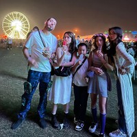 Tak hanya bersama Kierra, Adinda juga mengajak keponakan, suami dan putranya, Kellan Ong. Melihat sang putri yang kini sudah semakin besar, tak heran jika penampilannya pun jadi makin seperti layaknya kakak dan adik dengan sang bunda. Foto: Instagram/@adindabakrie