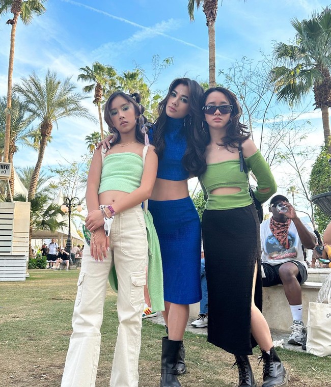 Adinda sendiri terlihat selalu tampil stylish dan tak kalah dari putrinya. Meski sudah memiliki anak namun tubuh Adinda masih terlihat begitu ramping. Foto: Instagram/@adindabakrie