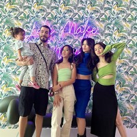 Mengenakan one set crop top berwarna biru, perut Adinda Bakrie tampak begitu rata. Aura hot mom pun terpancar dari sepupu ipar Nia Ramadhani tersebut. Foto: Instagram/@adindabakrie