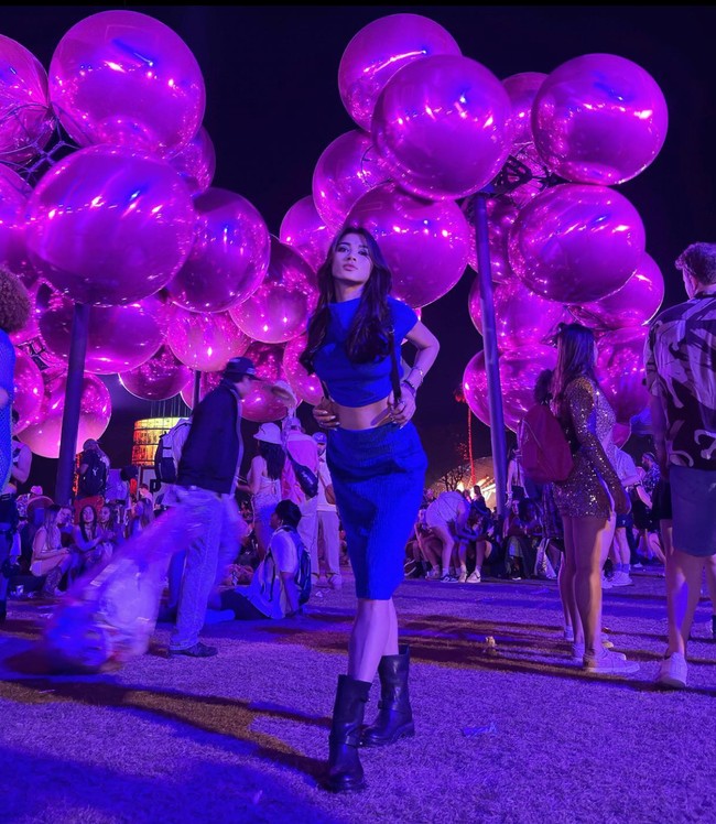 Gaya sosialita Adinda Bakrie memang selalu berhasil mencuri atensi. Ia selalu mampu tampil stylish dan terlihat awet muda bak ABG meski kini usianya sudah hampir 41 tahun. Foto: Instagram/@adindabakrie