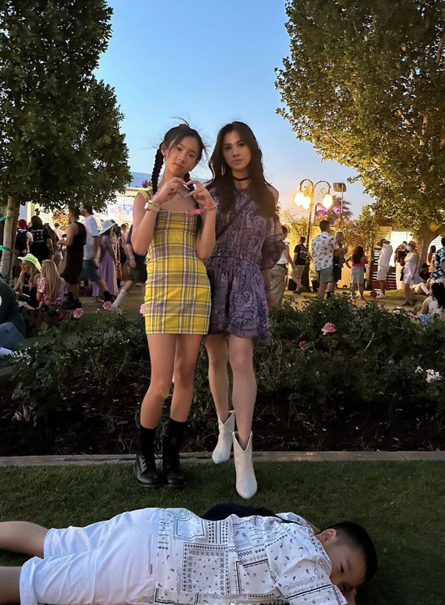 Tak hanya penampilan Adinda, penampilan putri sulungnya yang kini sudah remaja juga tak kalah stylish dari sang bunda. Lihat saja gayanya memadukan dress mini berwarna kuning dengan sepatu boots berwarna hitam. Foto: Instagram/@adindabakrie