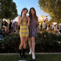 Tak hanya penampilan Adinda, penampilan putri sulungnya yang kini sudah remaja juga tak kalah stylish dari sang bunda. Lihat saja gayanya memadukan dress mini berwarna kuning dengan sepatu boots berwarna hitam. Foto: Instagram/@adindabakrie