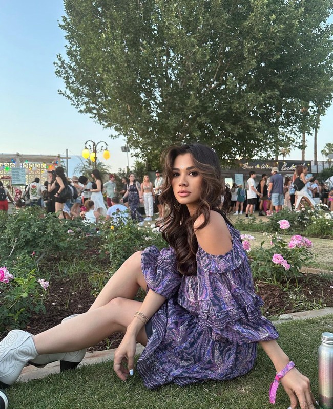 Untuk hari ketiga festival Coachella sendiri Adinda memilih mengenakan dress motif berwarna biru dan ungu. Penampilannya itu kemudian dipadukan dengan sepasang sepatu boots berwarna putih. Foto: Instagram/@adindabakrie
