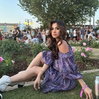 Untuk hari ketiga festival Coachella sendiri Adinda memilih mengenakan dress motif berwarna biru dan ungu. Penampilannya itu kemudian dipadukan dengan sepasang sepatu boots berwarna putih. Foto: Instagram/@adindabakrie