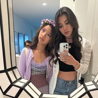 Adinda Bakrie bersama putri sulungnya, Kierra Ong, tampak kompak menonton festival Coachella bersama. Alih-alih terlihat seperti ibu dan anak, Adinda dan Kierra justru disebut-sebut jadi terlihat seperti kakak dan adik. Foto: Instagram/@adindabakrie