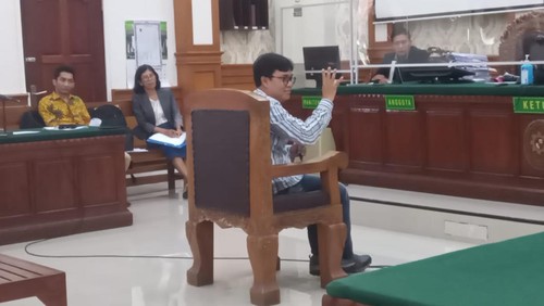 Ahli Hukum Acara Pidana Universitas Islam Indonesia Mahrus Ali hadir sebagai saksi dalam sidang praperadilan kasus dugaan korupsi SPI Unud yang digelar di PN Denpasar, Kamis (27/4/2023). (Aryo Mahendro/detikBali)