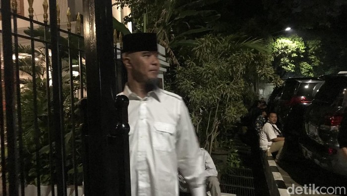 Ahmad Dhani merapat ke kediaman Prabowo menghadiri Rakor Partai Gerindra.