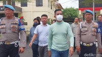 Tidak ada sepatah katapun yang diucapkan AKBP Achiruddin. Dia lebih memilih diam. (Finta Rahyuni/detikSumut)