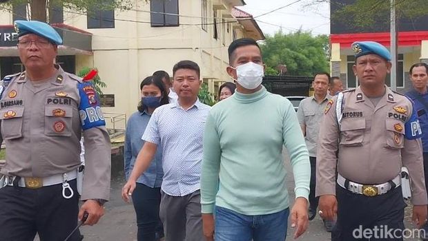 AKBP Achiruddin dikawan personel dari Propam saat akan menuju ruang pemeriksaan. (Finta Rahyuni/detikSumut)