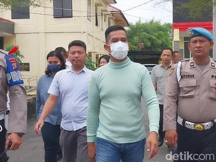 AKBP Achiruddin dikawan personel dari Propam saat akan menuju ruang pemeriksaan. (Finta Rahyuni/detikSumut)