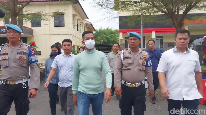 AKBP Achiruddin dikawan personel dari Propam saat akan menuju ruang pemeriksaan. (Finta Rahyuni/detikSumut)