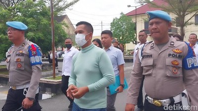 Potret AKBP Achiruddin yang Tak Diborgol saat Digiring ke Ruang Pemeriksaan