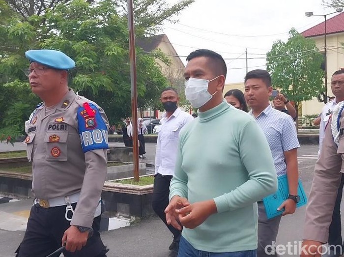 AKBP Achiruddin dikawan personel dari Propam saat akan menuju ruang pemeriksaan. (Finta Rahyuni/detikSumut)