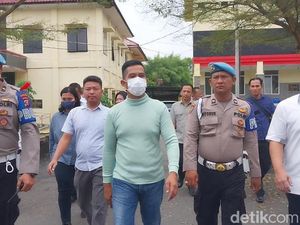 Tak Diborgol, Begini Penampakan AKBP Achiruddin saat Akan Diperiksa