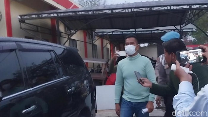 AKBP Achiruddin usai diperiksa di Polda Sumut. (Finta Rahyuni/detikSumut)