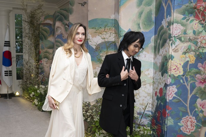 Angelina Jolie dan Maddox Actress Angelina Jolie, left, and Maddox Jolie-Pitt arrive to attend a state dinner in honor of South Korean President Yoon Suk Yeol and South Korean First Lady Kim Keon Hee hosted by US President Joe Biden and First Lady Jill Biden at the White House in Washington, DC, US, on Wednesday, April 26, 2023. The US will strengthen the deterrence it provides South Korea against nuclear threats, securing a pledge from Seoul to honor commitments to not pursue its own atomic arsenal. Photographer: Sarah Silbiger/Bloomberg via Getty Images