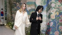 Ia tampil cantik mengenakan gaun putih yang dipadukan dengan jaket Chanel berwarna senada. Foto: Bloomberg via Getty Images/Bloomberg