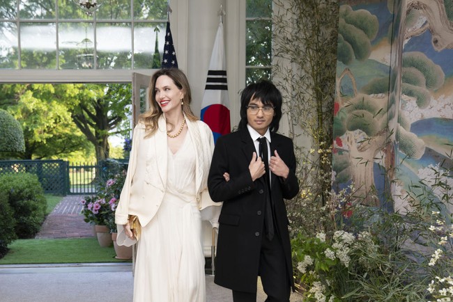 Saat menemani Jolie hadir di Gedung Putih, Maddox tampil beda dari terkahir muncul di publik pada 2021. Kali ini rambutnya sedikit gondrong. Sedangkan sebelumnya Maddox berambut cepak. Foto: Bloomberg via Getty Images/Bloomberg