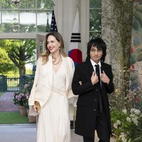 Saat menemani Jolie hadir di Gedung Putih, Maddox tampil beda dari terkahir muncul di publik pada 2021. Kali ini rambutnya sedikit gondrong. Sedangkan sebelumnya Maddox berambut cepak. Foto: Bloomberg via Getty Images/Bloomberg