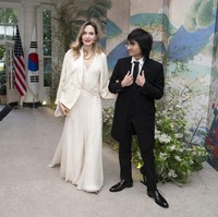 “Hubungan Asia - Amerika sangat penting untuk keluarga Angelina,” ujar sumber dekat Angelina kepada People menjelaskan alasan Jolie hadir di Gedung Putih, Washington, DC. “Dia dan anak-anaknya memiliki kedekatan dengan wilayah itu termasuk Korea Selatan,” tambah sumber. Foto: Bloomberg via Getty Images/Bloomberg