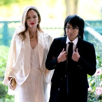 Maddox diadopsi Angelina Jolie dari Kamboja pada 2002 saat usianya tujuh bulan. Pada saat itu namanya adalah Rath Vibol. Setelah diadopsi Jolie, namanya berganti menjadi Maddox Chivan Thornton Jolie. Dan namanya kembali berubah setelah Brad Pitt menjadi ayahnya. Namanya kini adalah Maddox Jolie-Pitt. Foto: Bloomberg via Getty Images/Bloomberg