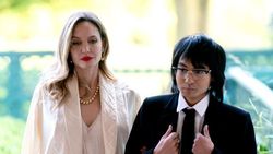 Anak Angelina Jolie Lepaskan Embel-embel Nama Pitt