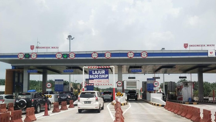 Antrean mobil saat melintasi gerbang tol JTTS. (Foto: Istimewa)