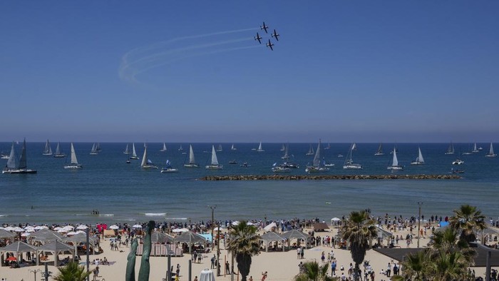 Dalam menandai Hari Kemerdekaan Israel, warga berkumpul di tepi laut Mediterania di Tel Aviv, Israel untuk menonton aerobatik Angkatan Udara Israel. Begini momennya.