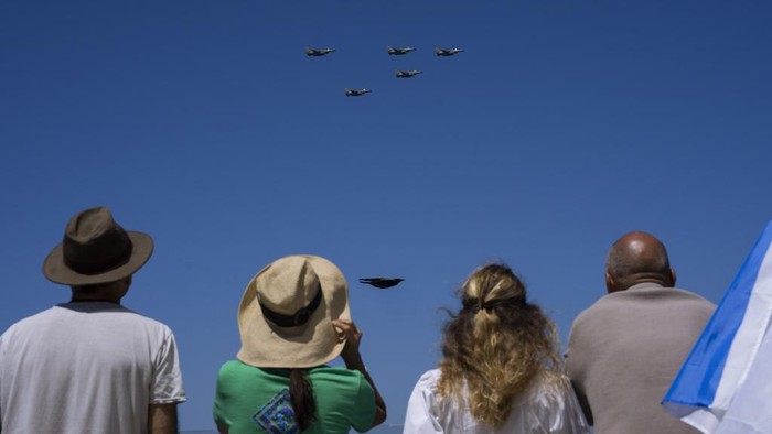 Dalam menandai Hari Kemerdekaan Israel, warga berkumpul di tepi laut Mediterania di Tel Aviv, Israel untuk menonton aerobatik Angkatan Udara Israel. Begini momennya.