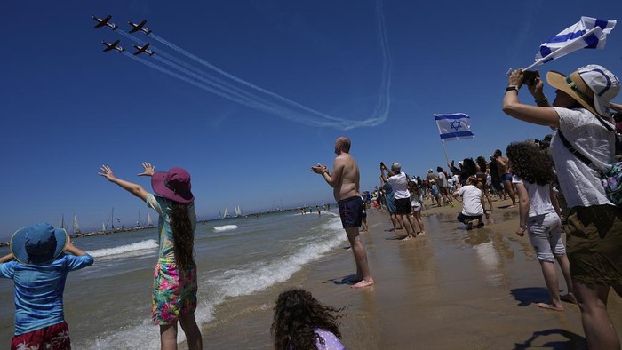 Dalam menandai Hari Kemerdekaan Israel, warga berkumpul di tepi laut Mediterania di Tel Aviv, Israel untuk menonton aerobatik Angkatan Udara Israel. Begini momennya.