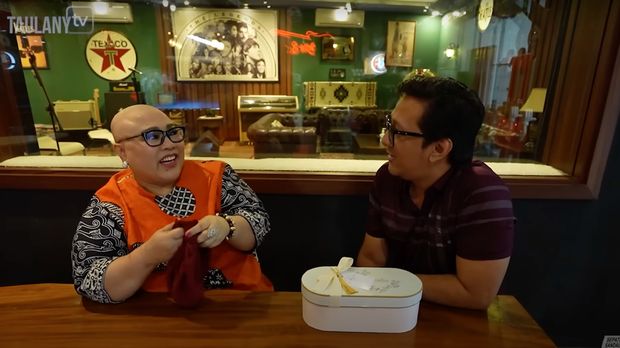 Artis wanita pejuang kanker yang sempat tampil berkepala plontos