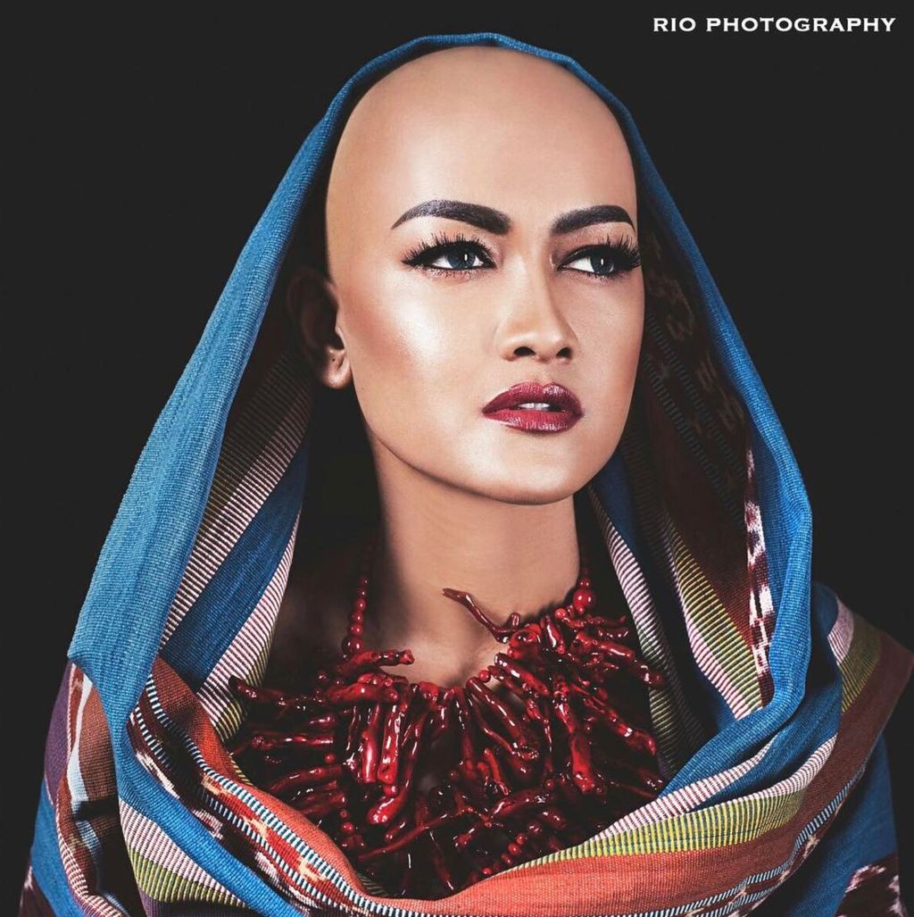 Artis wanita pejuang kanker yang sempat tampil berkepala plontos